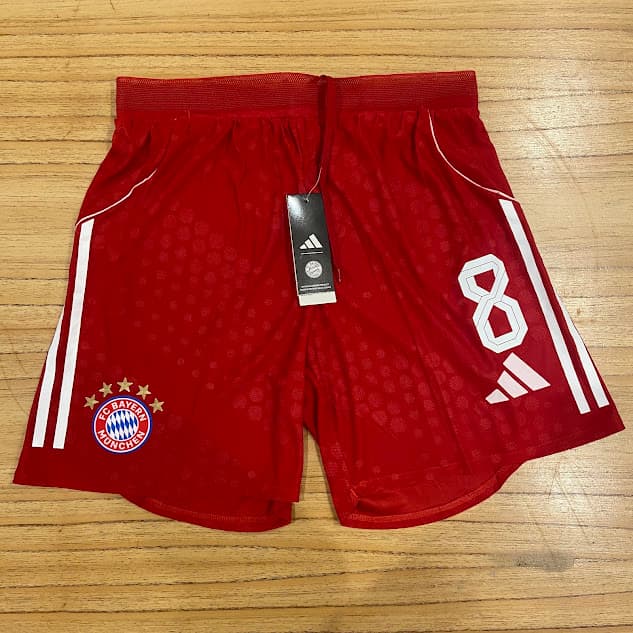 SHORT BAYER MUNICH ROJO - 25/26 - NUMERO 8